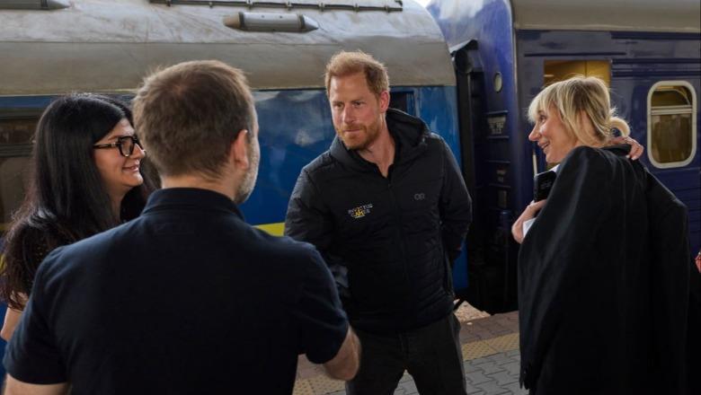 Princi Harry viziton Ukrainën për të mbështetur ushtarët e plagosur