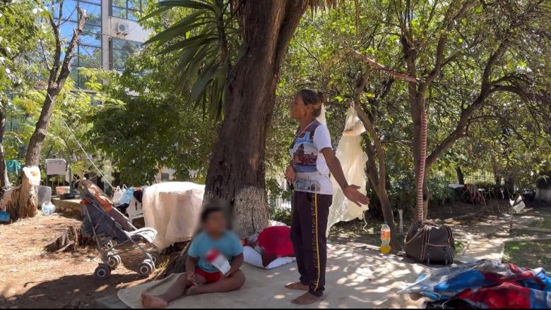 Familja me 3 fëmijë fle në lulishte në Sarandë