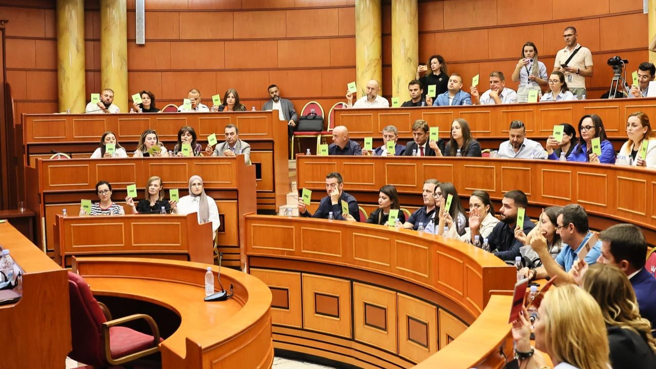 Seanca: e shkarkimit, ja katër këshilltarët e PS-së që nuk e…