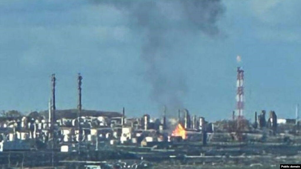 Ukraina sulmon territorin rus, shpërthen dy rafineritë e naftës