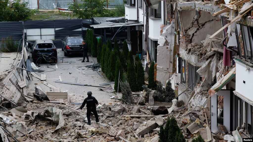 Volodymyr Zelensky: Rusia sulmon Ukrainën me breshëri raketash dhe dronësh