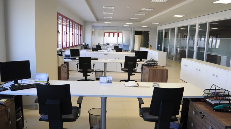 Të punësuarit në shtet në Shqipëri arrijnë rekord historik