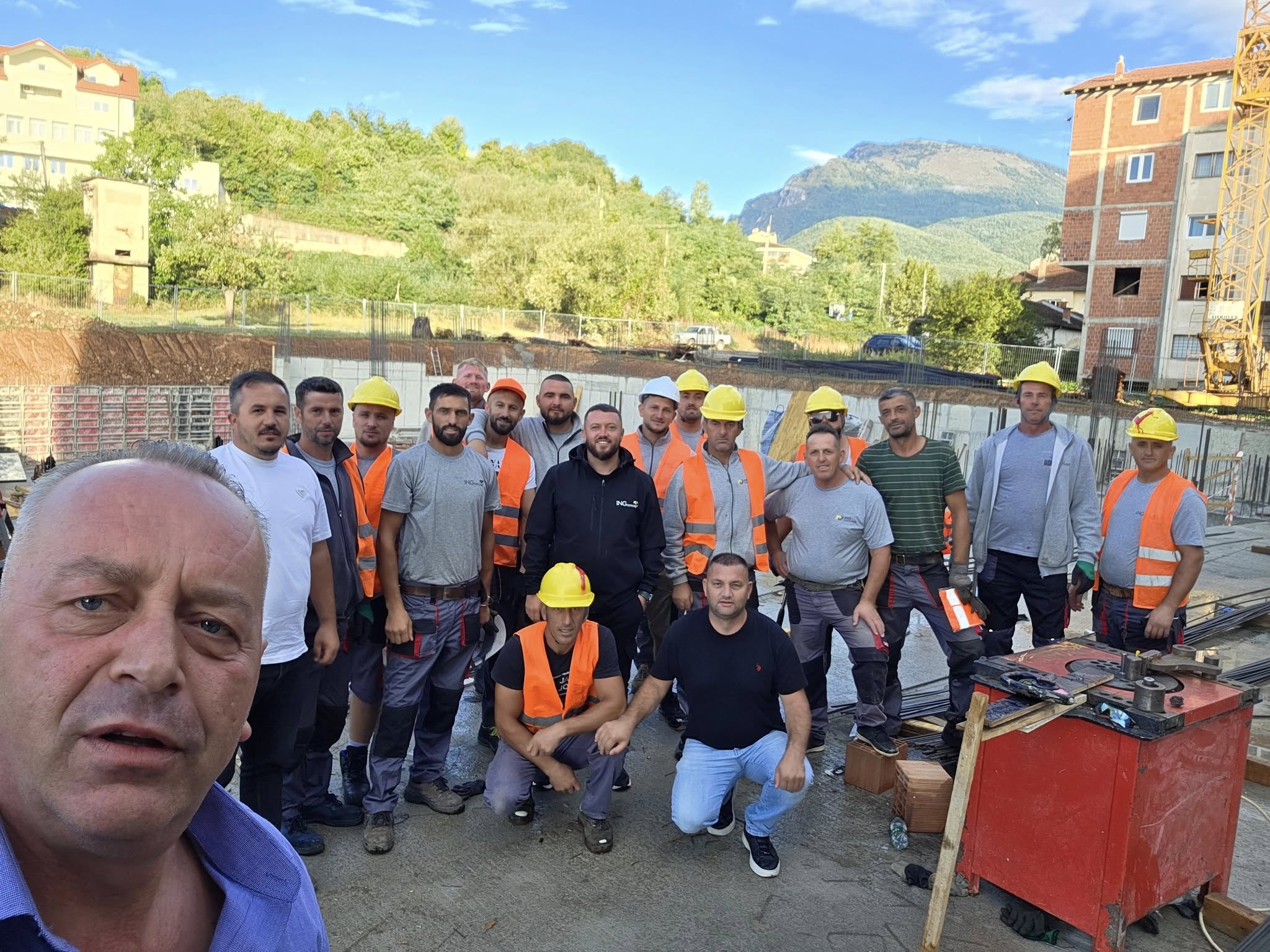 Bashkim Ramosaj shpall Ramosaj ndan fotografi me punëtorët e sektorit të ndërtimit në…