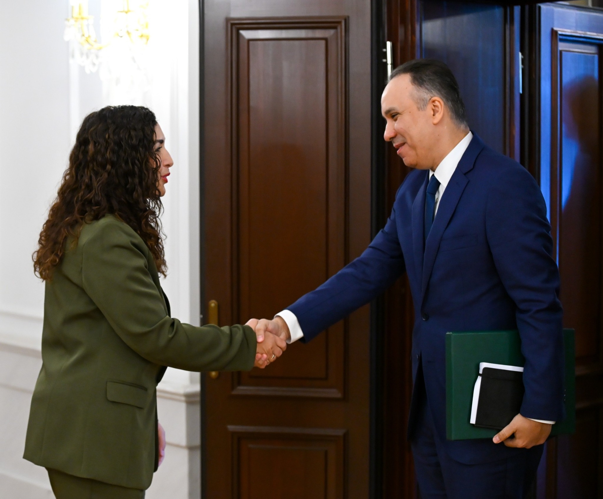 Vjosa Osmani takohet me ambasadorin e Arabisë Saudite për marrëdhëniet bilaterale