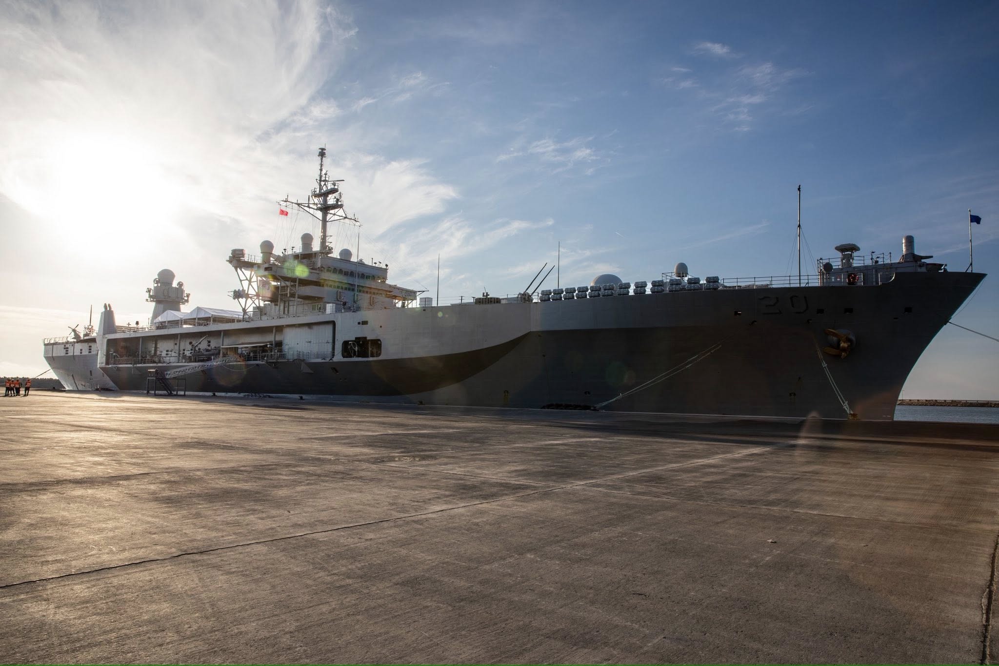 USS Mount Whitney mbërrin në Porto Romano për ndalesë historike