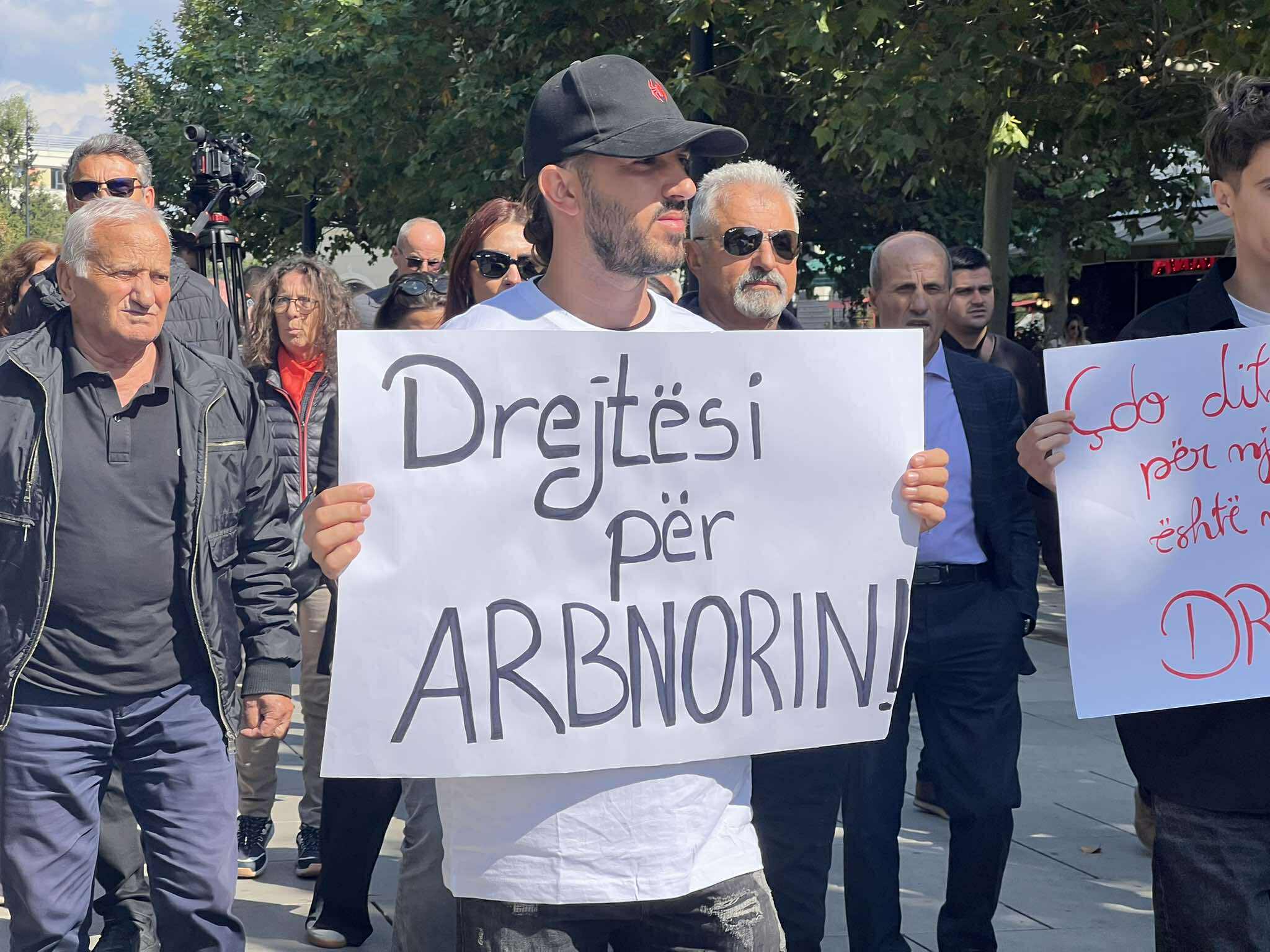 Serbi Në Prishtinë: “Drejtësi për Arbnorin”, protestohet në Prishtinë për ish-policin që…