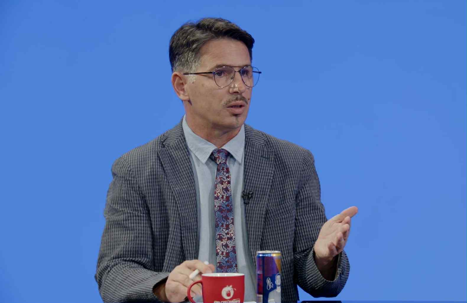 40 — Zefaj: Kryetarët premtuan autostrada, aeroport e ngrohje me thelba të kumbullave –…