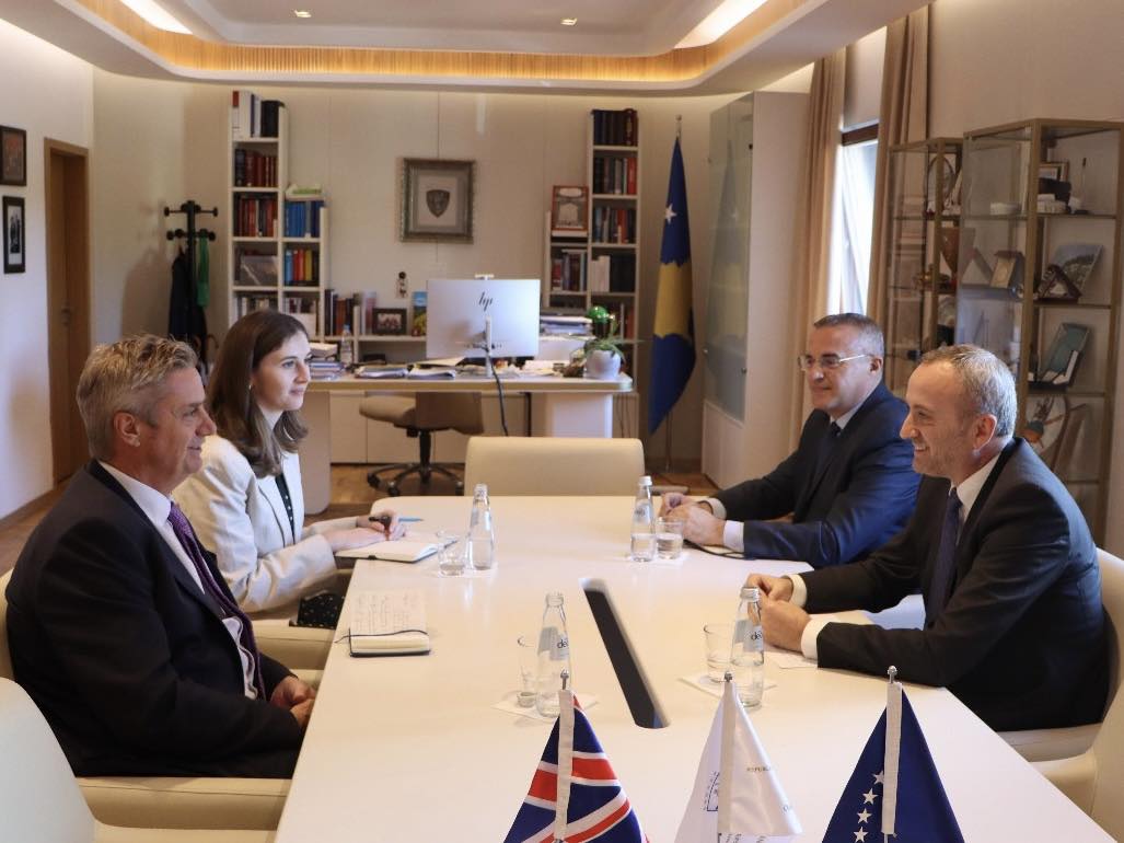 Ambasadori: britanik: Vendimet e Gjykatës Kushtetuese duhet…