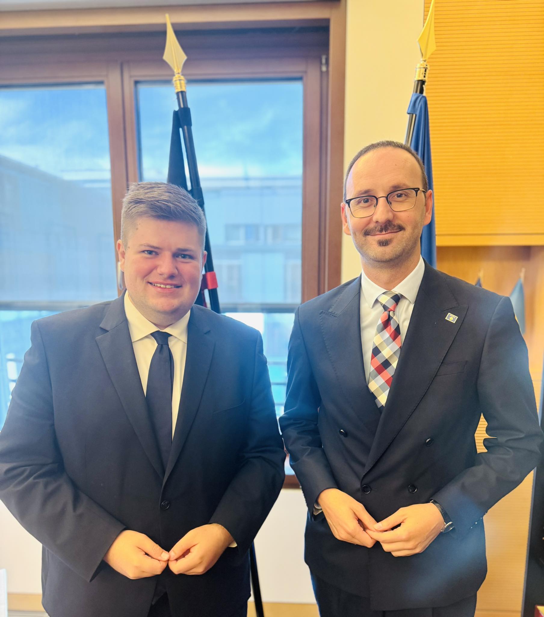 Faruk Ajeti shpall Ajeti takohet me deputetin Volkman: Gjyshi i tij, kancelari Kohl, ia…