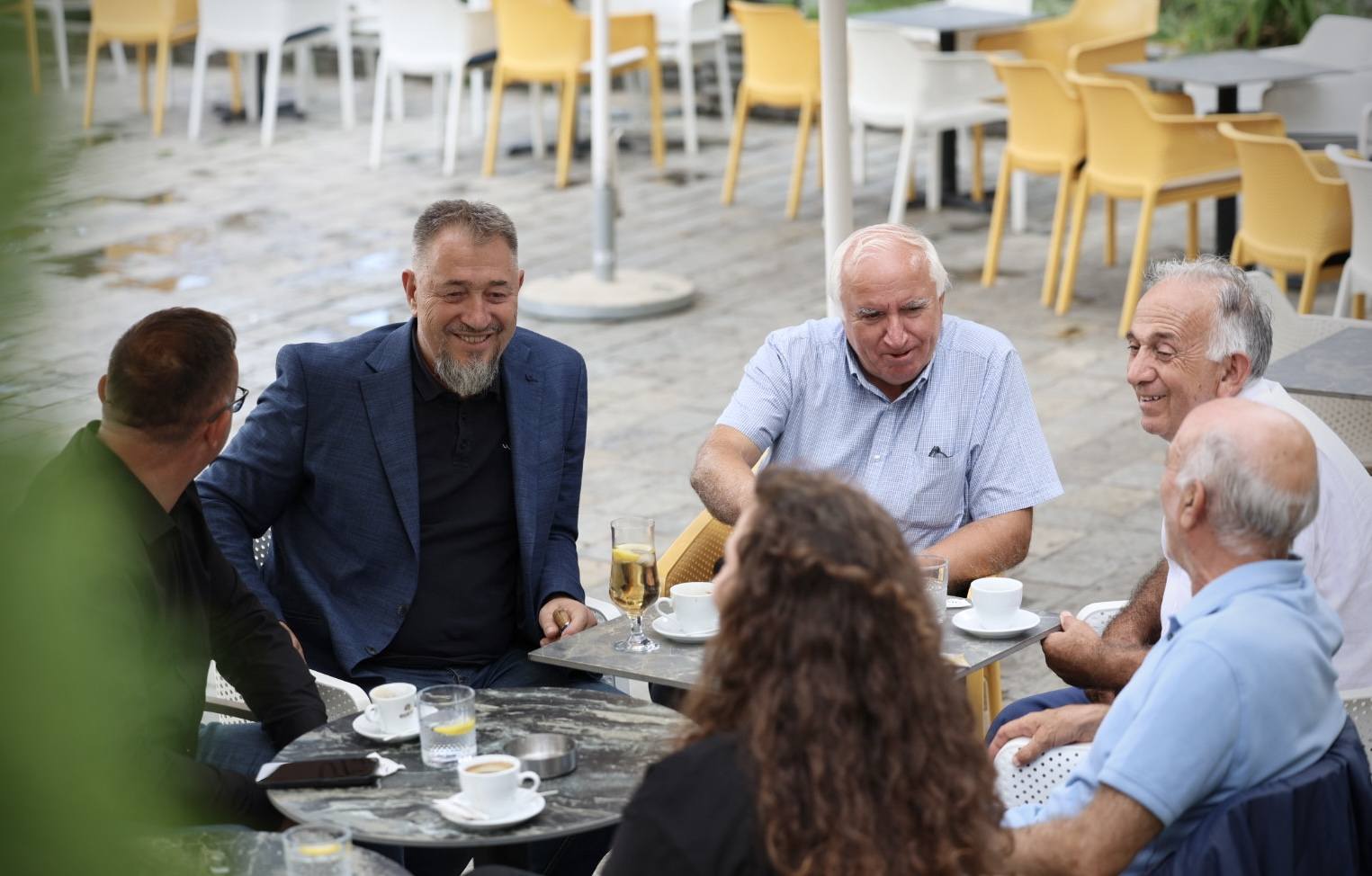 Sami Lushtaku shpall takon edukatorë e disa doktorë në pension, viziton edhe Hendikos’in