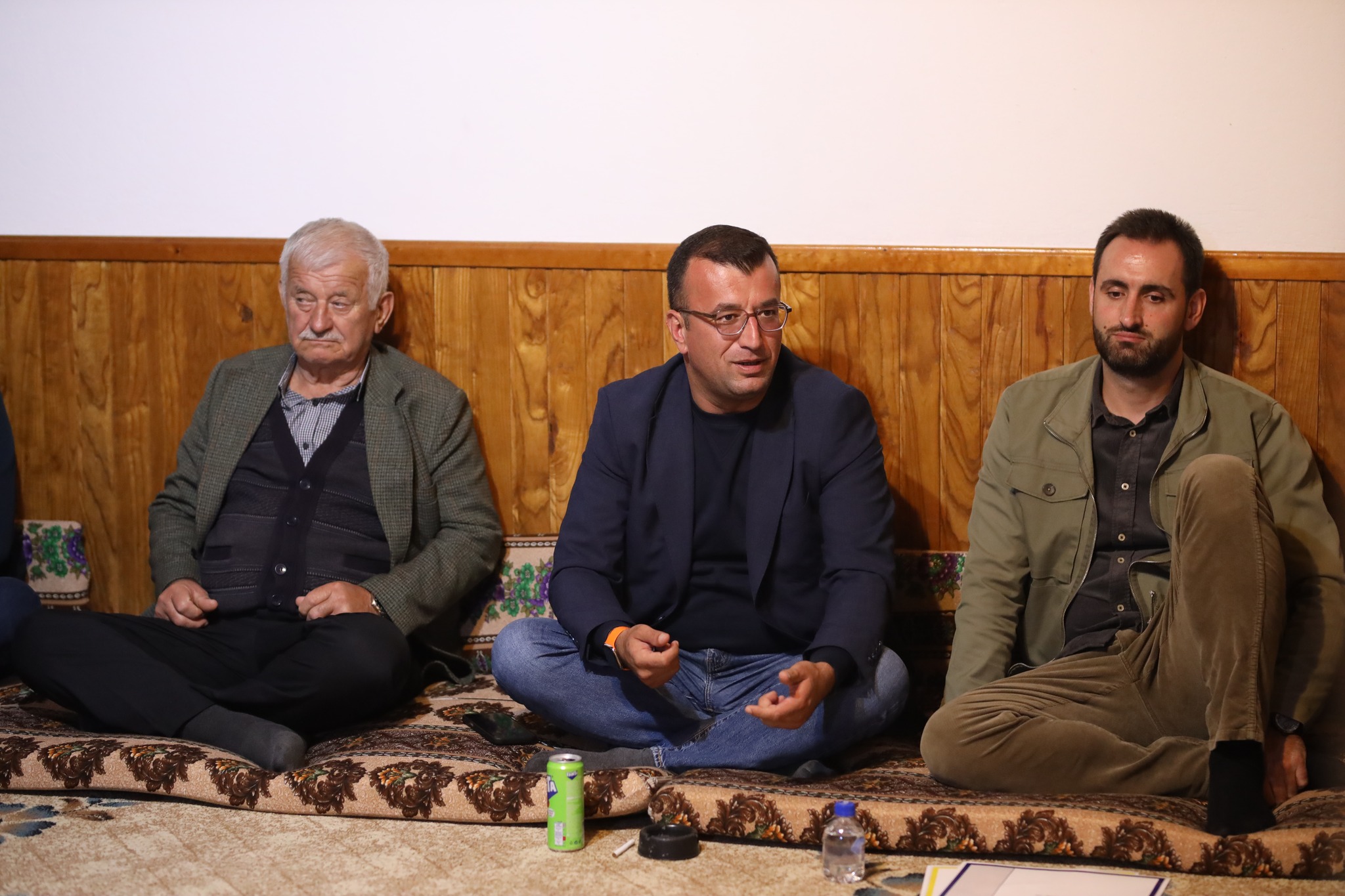 99 — Ilir Ferati pritet nga banorët e fshatit Muzhevinë: Besimi i tyre në LDK’së është i…