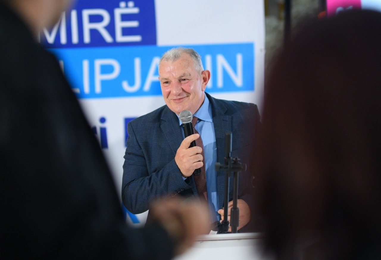 100 — “Mësimdhënësit në pritje të Kryetarit”, Shukri Buja premton investime në arsim:…