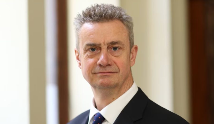 30 — Ambasadori britanik: Ngërçi politik po e lë Kosovën pa zë ndërkombëtar, Kushtetuesja…