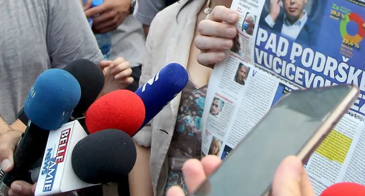 Vuçiçit Së shpall Analiza e DW: Gazetarët në Serbi nën presionin e regjimit të Vuçiçit