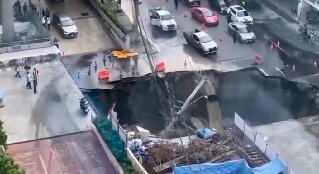 Spitalit Qendror shpall Shembet rruga në Bankok, krijohet gropa prej 900 metra katrorë