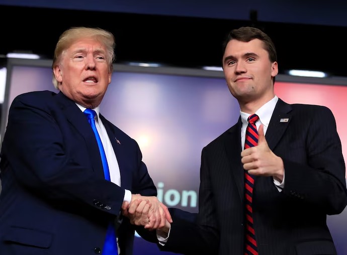 Charlie Kirk, aktivisti konservator, u vra me snajper në Utah