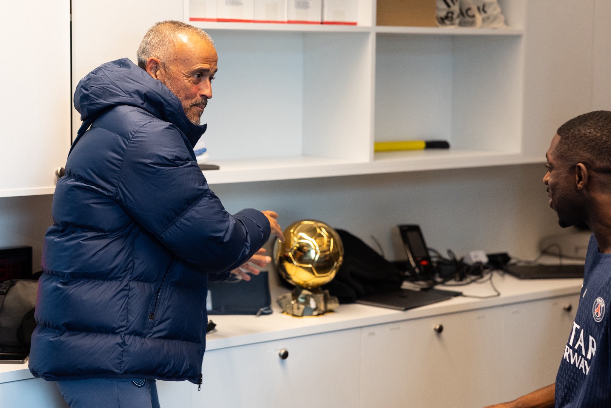 Luis Enrique shpall Dembele arrin në zhveshtore të PSG-së me Topin e Artë, e përqafon…