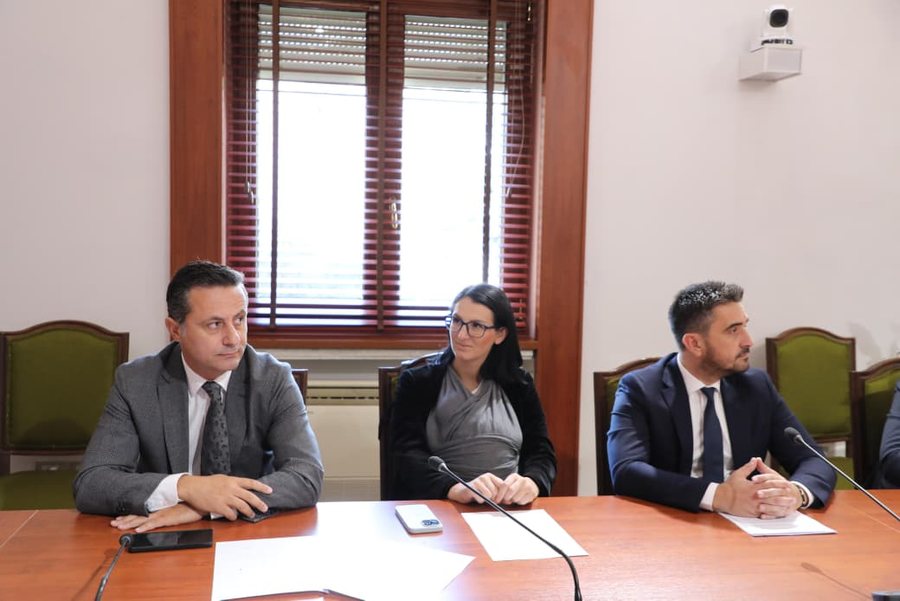 Kuvend Konstituimi: Deputetja e Shqipërisë merr foshnjën në Kuvend