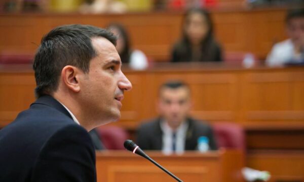 Hapet: rruga për shkarkimin, kush janë socialistët që votuan…