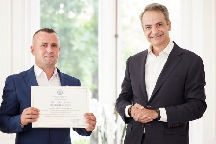 Ledian Goga merr shtetësinë greke nga Kryeministri Mitsotakis