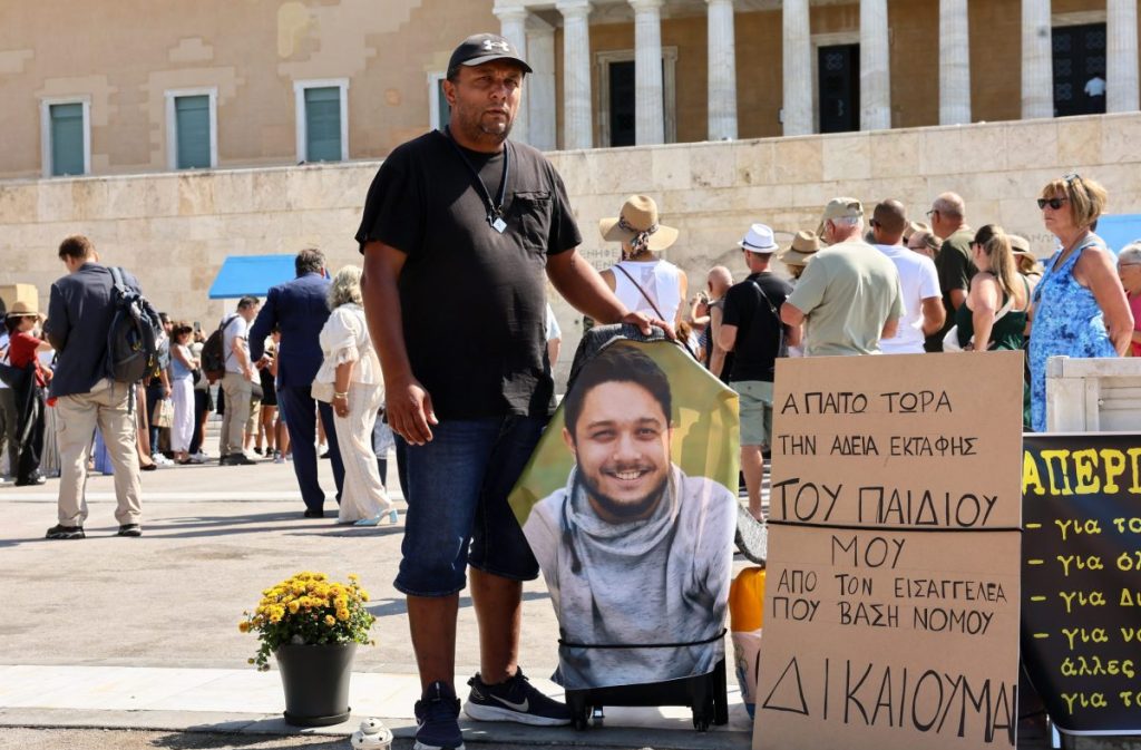 Drejtësi për Denis Ruçi: Babai në grevë urie në Athinë