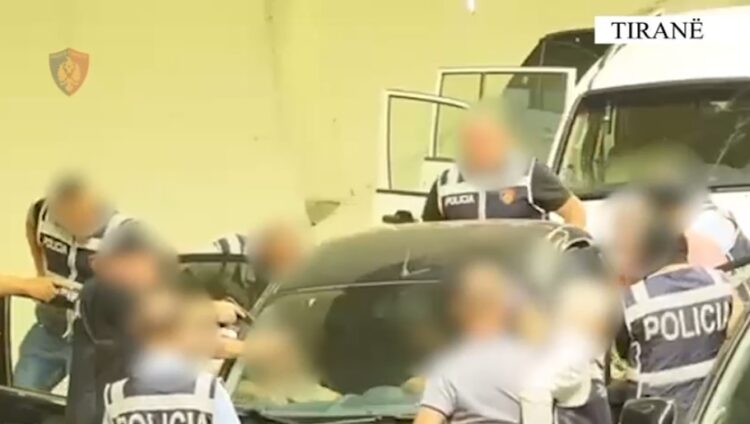 Arrestohet 22-vjeçari me 2 kallashnikovë në Tunelin e Murrizit