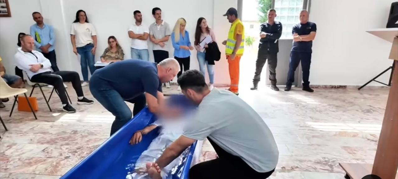 Ceremoni pagëzimi në burgun e Peqinit për të dënuarin 17 vjet