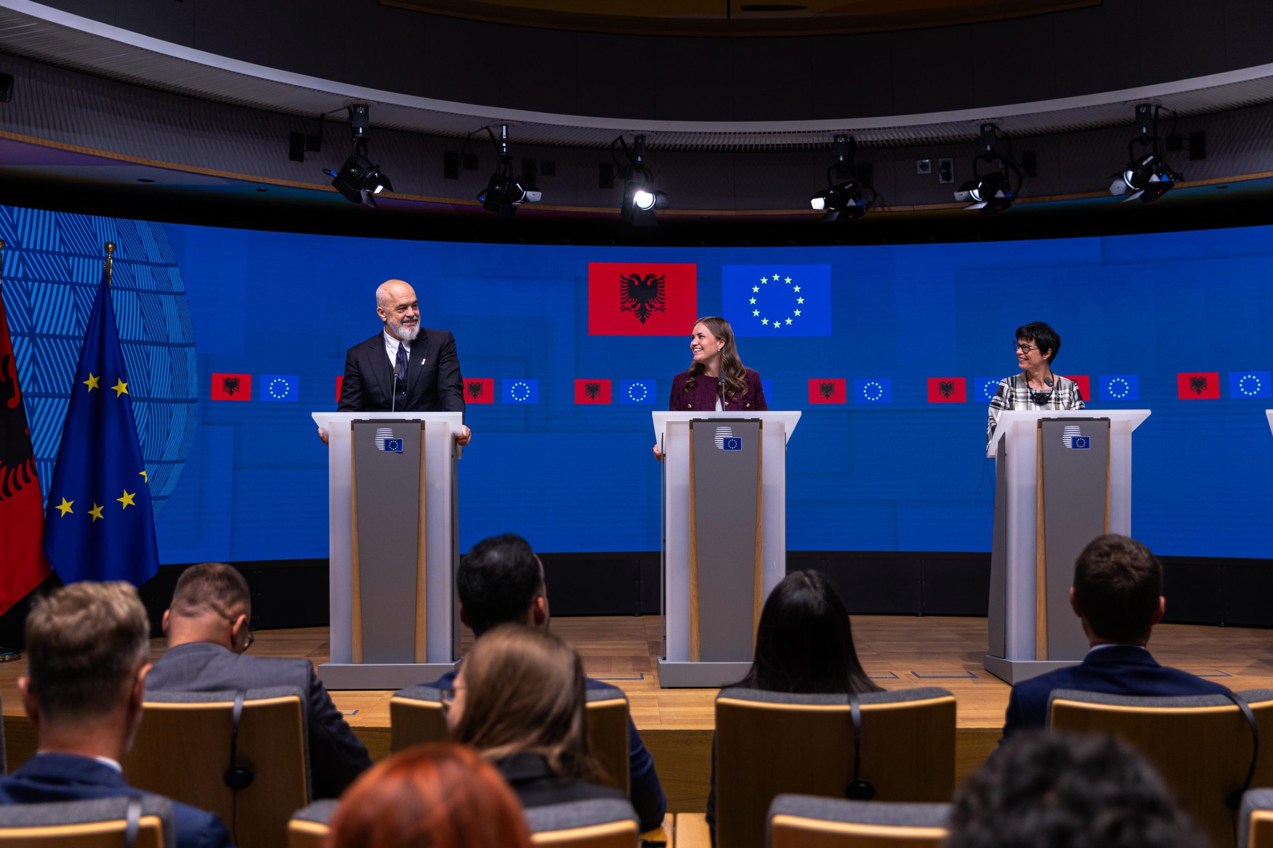 Shpejtësia e Shqipërisë në reformat drejt BE-së vlerësohet nga Kos