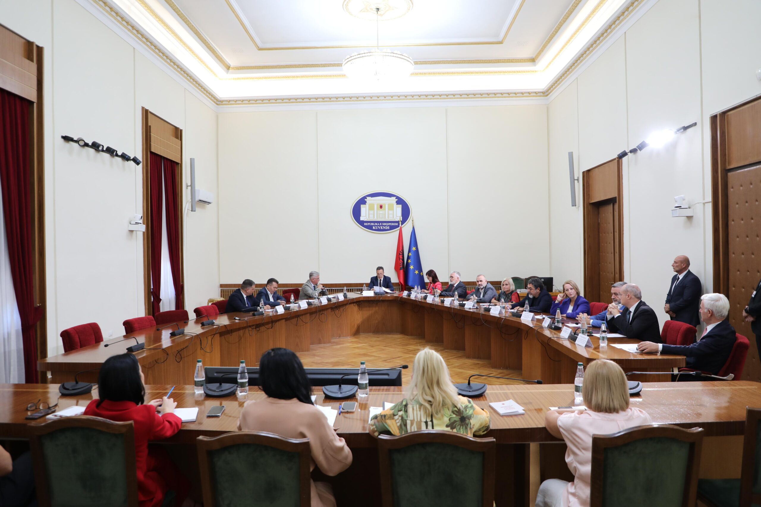 Peleshi: në përpjekje për zgjidhje të ngërçit: Takim…