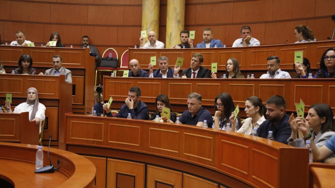 Shkarkimi: i Veliajt: 11 këshilltarë refuzojnë votën,…