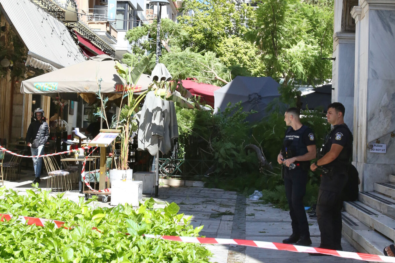 Rrëzohet pema në Athinë, dy persona të plagosur nga incidenti