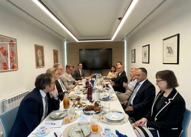 Ambasadorët në Tiranë takojnë krerët e drejtësisë për sulmet ndaj Ramës