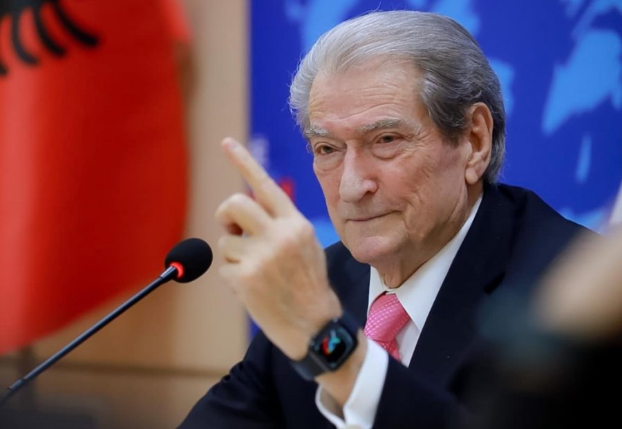 Protestat në Nepal rrëzojnë kryeministrin dhe djegin parlamentin