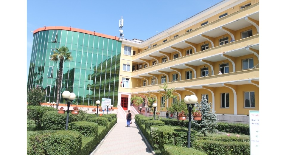 Plagosje: me thikë në spitalin “Shefqet Ndroqi”, infermieri…