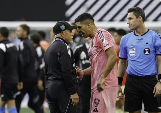 Luis Suarez pezullohet për 6 ndeshje pas incidenteve në finale