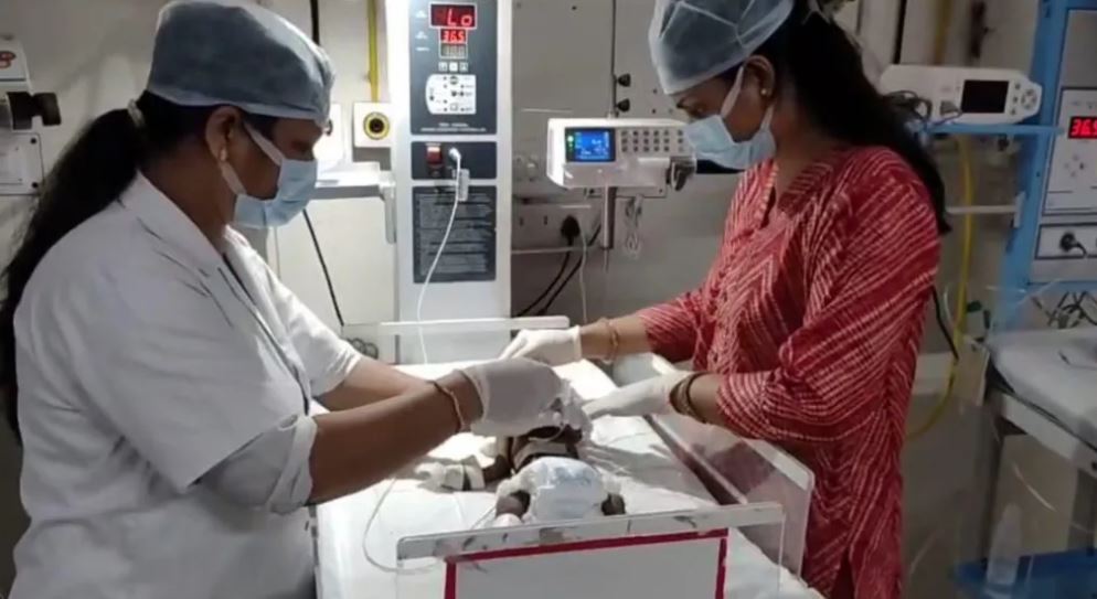 Foshnja 20-ditëshe e varrosur për së gjalli në Indi lufton për jetë