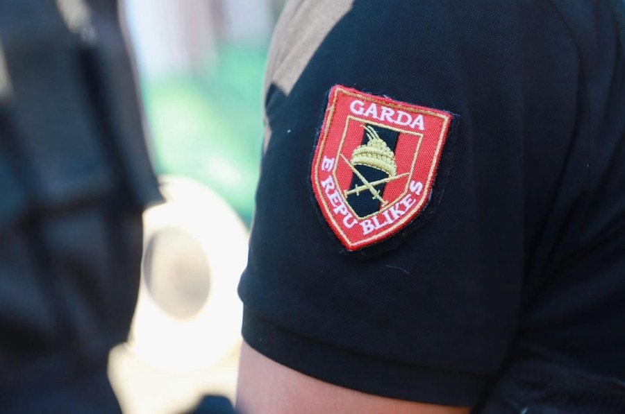Gardisti kërcënon me armë një qytetar në Tiranë, ngjarje e rëndë
