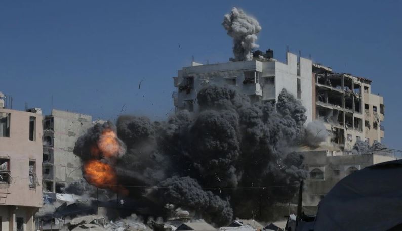 Izraeli intensifikon sulmet në Gaza, 50 të vdekur nga bombardimet