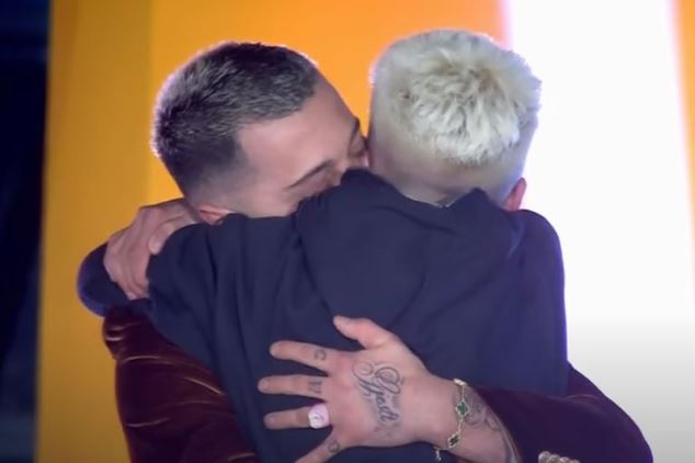 Gjestit Sot: Qindra qytetarë dhe figura publike mblidhen për t’i dhënë lamtumirën e…