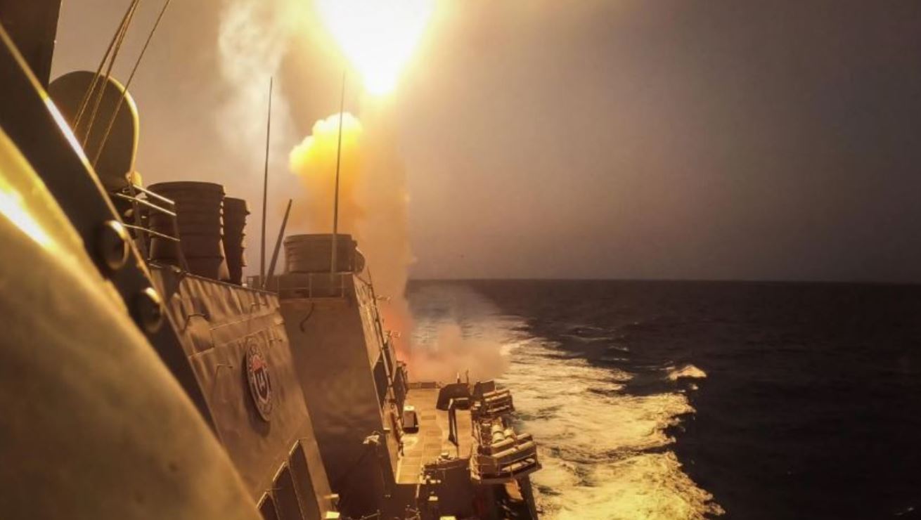 Izraeli sulmon rebelët Houthi në portin strategjik të Hodeidës