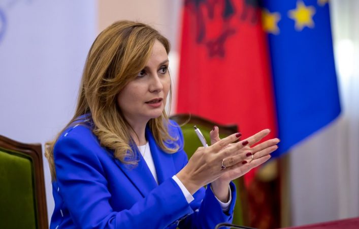 Shpopullimi i vendit, pasiguria ekonomike dhe rënia e nxënësve