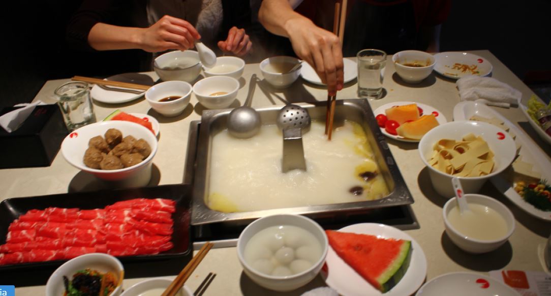 Adoleshentët kinezë gjobiten për urinim në tenxhere me lëng mishi