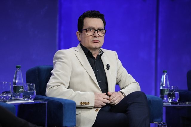 Ministri ujiste lulet artificiale në zyrën e tij gjatë verës