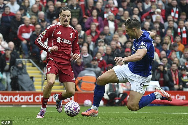 Liverpooli mposht Evertonin në derbin e qytetit, ruan kreun