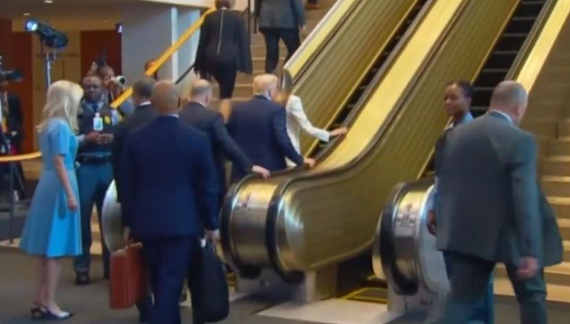 Trump: VIDEO/ Nga ngecja e shkallëve lëvizëse te mikrofoni i…