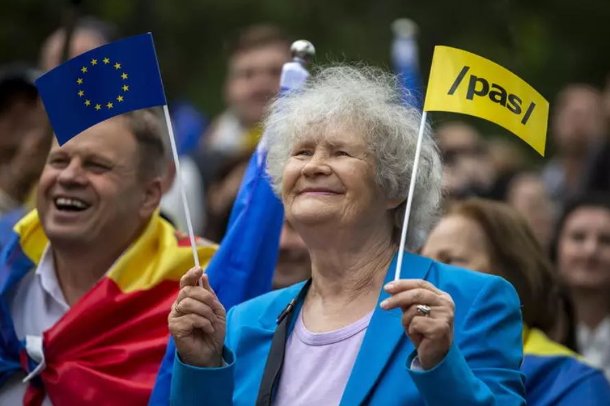 Presidentja Maia Sandu: Drejt BE-së apo Rusisë? Moldavia hap qendrat e votimit për…