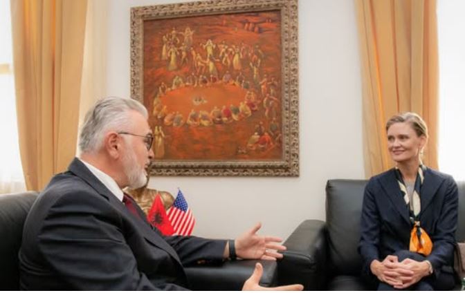 E Ngarkuara me Punë e SHBA-ve takim kokë më kokë me ministrin Gogu, Van Horn: Të jemi një…