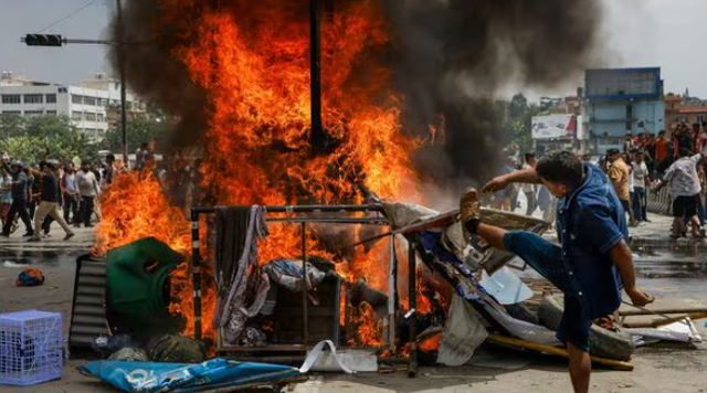 Nepal: Gruaja e ish-kryeministrit vdes në protestat e dhunshme