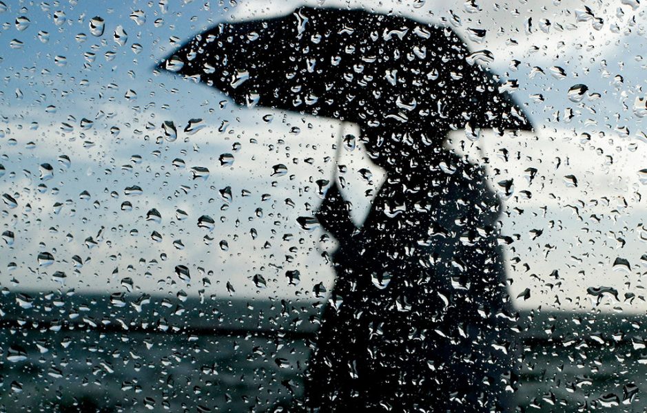 Mendimi për moti: Fundjava me reshje shiu dhe rënie temperaturash