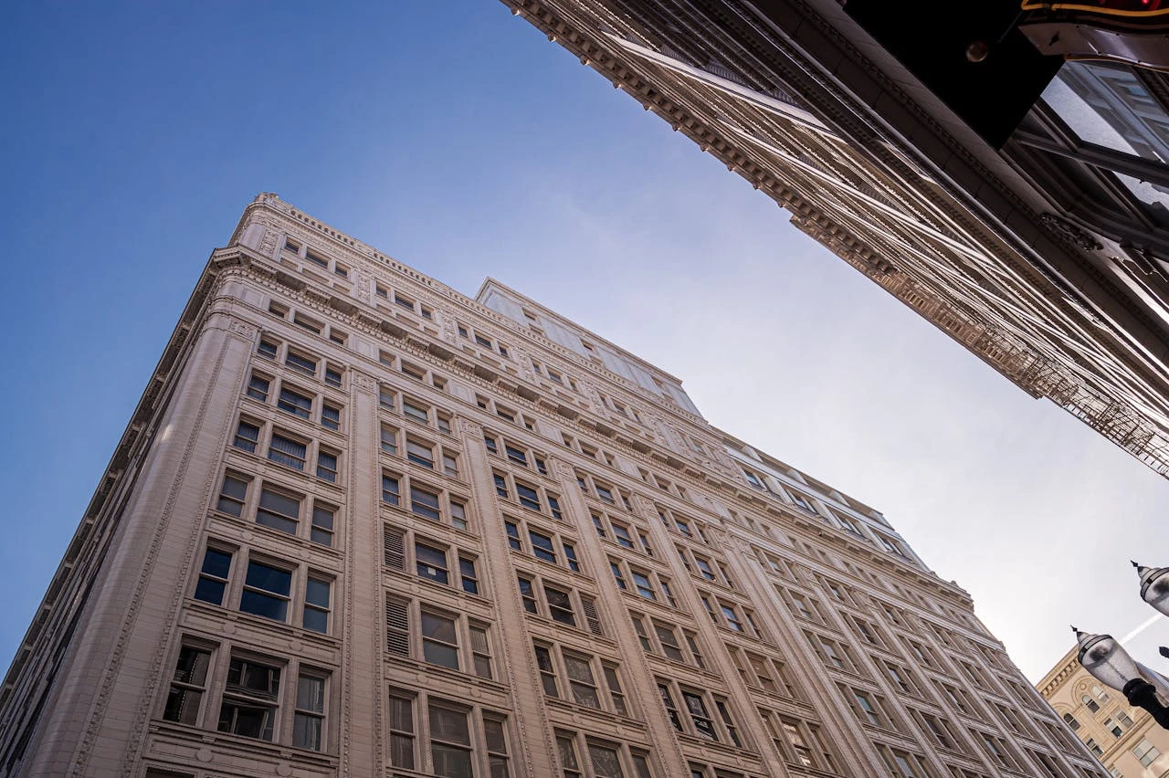 Njerëzit e pasur dhe dritaret e hapura: Pse nuk i mbulojnë ato?